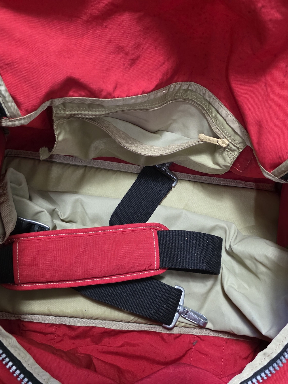 KIPLING VINTAGE LARGE RED CARRY ON DUFFLE & CROSSBODY BAG - Picture 5 of 14
